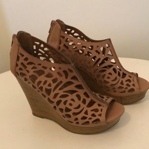 Hot Tomato Wedges Size 5 1/2